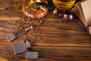 Sigara boru, viski ahşap arka plan üzerinde.