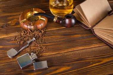 Sigara boru, viski ahşap arka plan üzerinde.