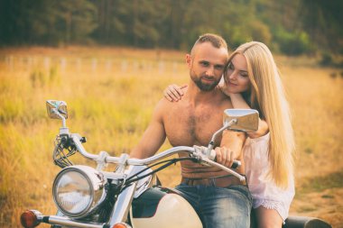 Bir motosiklet bir alanda Lovers