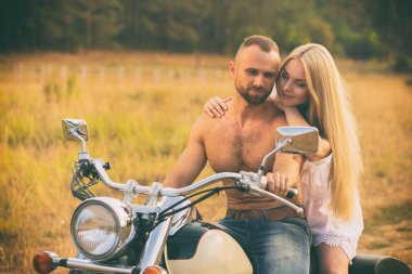 Bir motosiklet bir alanda Lovers