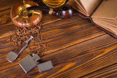 Sigara boru, viski ahşap arka plan üzerinde.