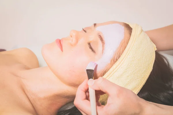 Beauty treatments. Girl at spa procedure. — Stock Photo, Image