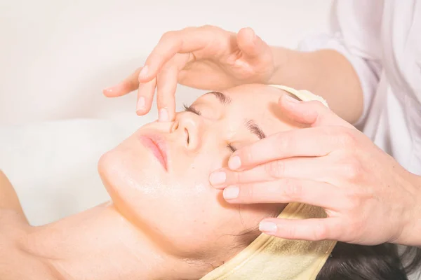 Beauty treatments. Girl at spa procedure. — Stock Photo, Image