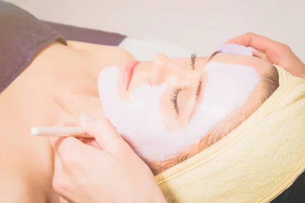 Beauty treatments. Girl at spa procedure. — Stock Photo, Image