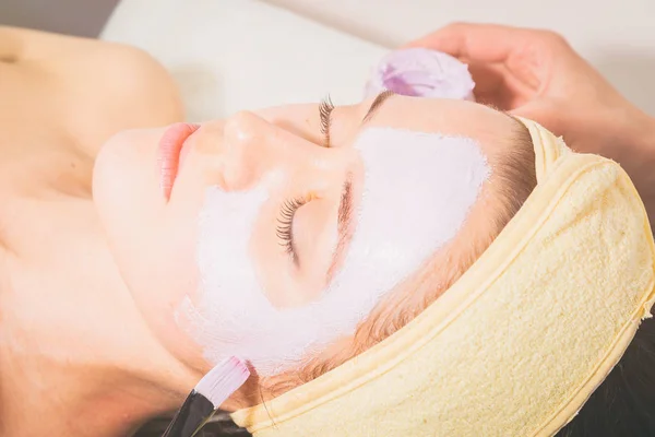 Beauty treatments. Girl at spa procedure. — Stock Photo, Image