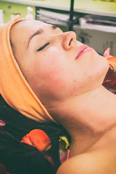 Soins de beauté. Fille à la procédure spa . — Photo