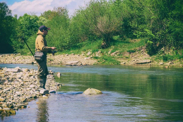 Pesca en un río de montaña —  Fotos de Stock