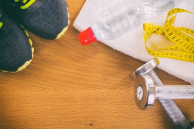 Spor malzemeleri ahşap arka plan üzerinde.