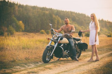 Bir motosiklet bir alanda Lovers