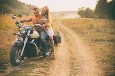 Bir motosiklet bir alanda Lovers