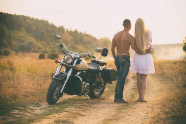 Bir motosiklet bir alanda Lovers