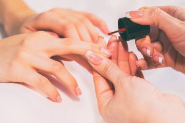 Spa salonunda manikür.