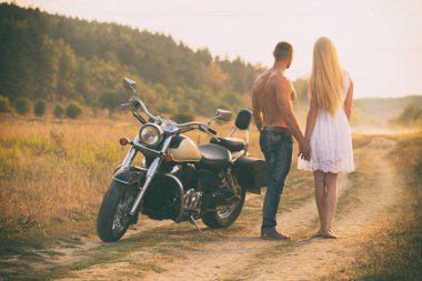 Bir motosiklet bir alanda Lovers