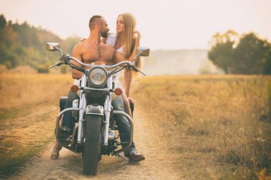 Bir motosiklet bir alanda Lovers