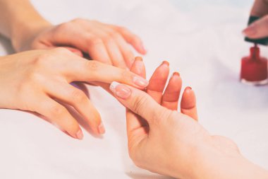 Spa salonunda manikür.