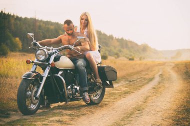 Bir motosiklet bir alanda Lovers