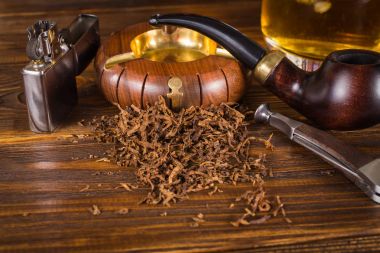 Sigara boru, viski ahşap arka plan üzerinde.