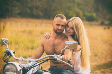 Bir motosiklet bir alanda Lovers