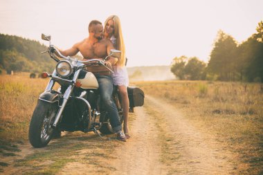 Bir motosiklet bir alanda Lovers