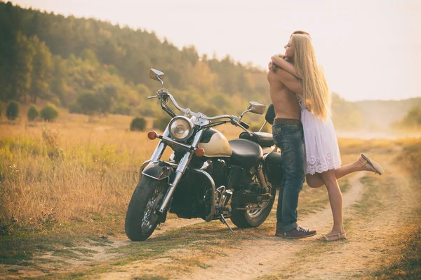 Iubitori pe o motocicletă într-un câmp — Fotografie, imagine de stoc