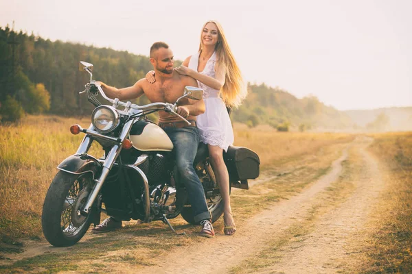 Amoureux sur une moto dans un domaine — Photo