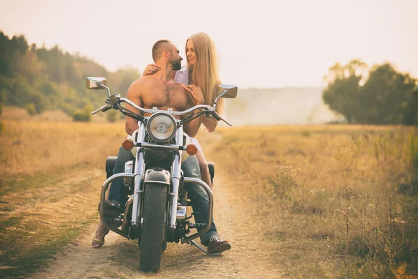 Bir motosiklet bir alanda Lovers