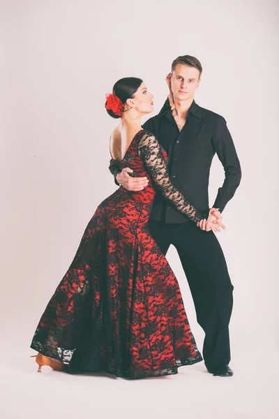 Танцоры бальных танцев — стоковое фото