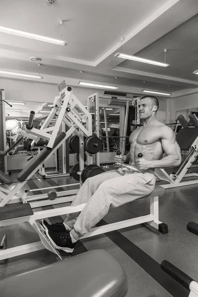 Uomo nel fitness club — Foto Stock