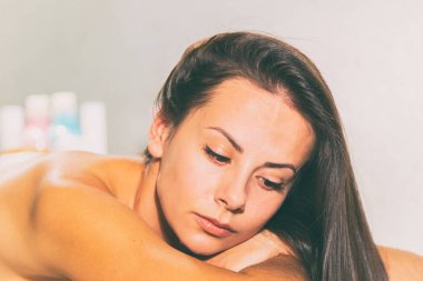 Spa salonunda masaj.