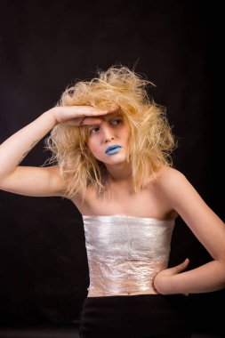 Güzellik moda fotoğrafları. Duygusal sarışın