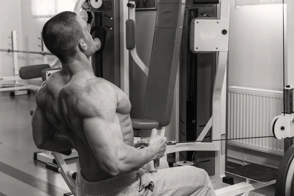 Hombre en el club de fitness —  Fotos de Stock