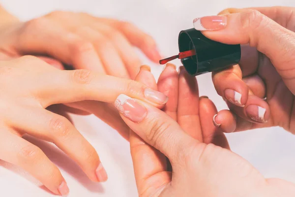 Manicura en el salón de spa —  Fotos de Stock