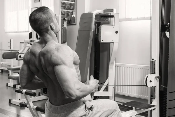 Hombre en el club de fitness —  Fotos de Stock