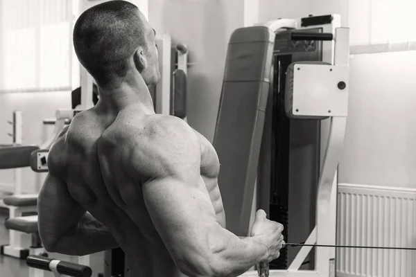 Hombre en el club de fitness — Foto de Stock