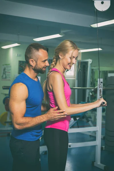 Gemeinsames Training im Fitnessstudio — Stockfoto