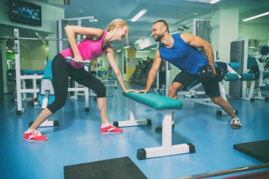 bir erkek ve bir kadın bir spor salonunda eğitim