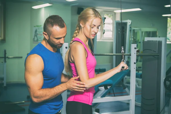 Gezamenlijke training in de sportschool — Stockfoto