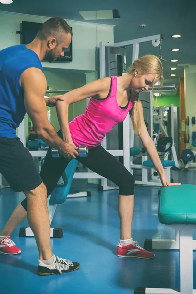 Een man en een vrouw die trainen in een sportschool — Stockfoto