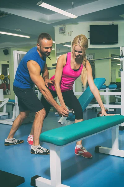 Un homme et une femme s'entraînent dans un gymnase — Photo