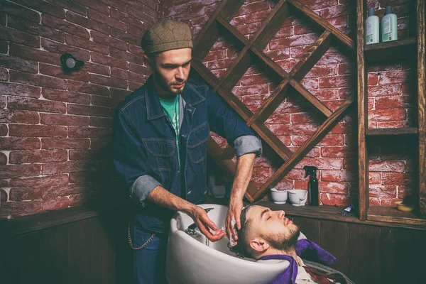 Corte de cabelo masculino na Barbearia — Fotografia de Stock