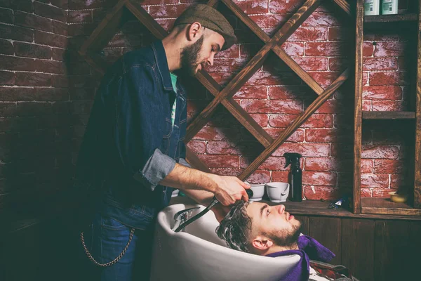 Corte de cabelo masculino na Barbearia — Fotografia de Stock