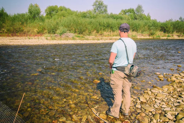 Ловить форель на горной реке . — стоковое фото