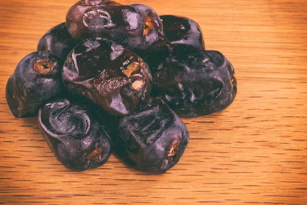 Frutos secos em fundo de madeira — Fotografia de Stock