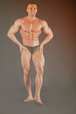 Gösterilen onun sırt ve pazı kas, kişisel fitnes vücut geliştirmeci