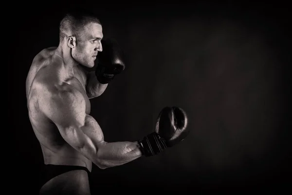 Culturista mostrando sus músculos de espalda y bíceps, fitnes personales —  Fotos de Stock