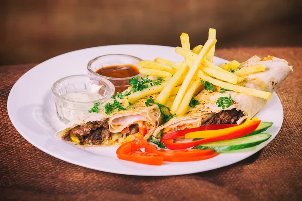 Papas fritas, comida deliciosa, restaurante . — Foto de Stock