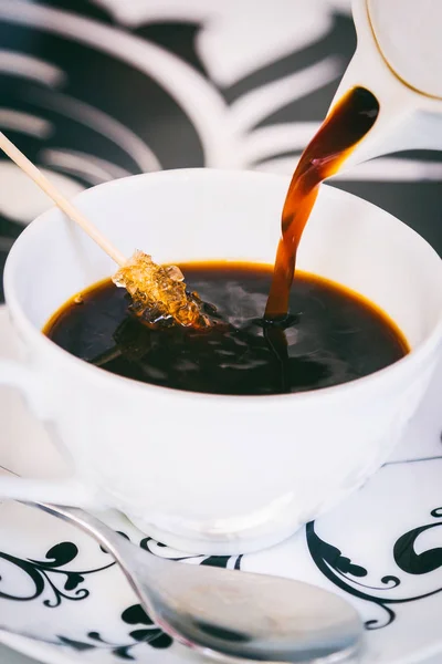 Café se vierte en una hermosa taza —  Fotos de Stock