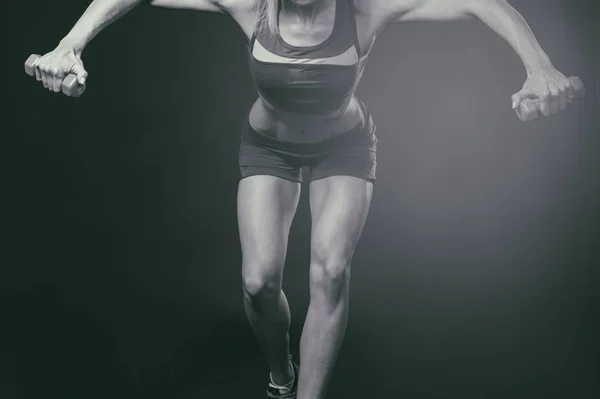 Atleta de fitness profesional sobre un fondo oscuro . —  Fotos de Stock