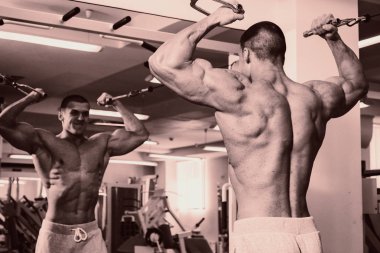 Çok güçlü bir adam salonda yapmaktadır