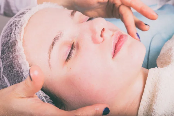 Procedimientos cosméticos en el salón de spa — Foto de Stock